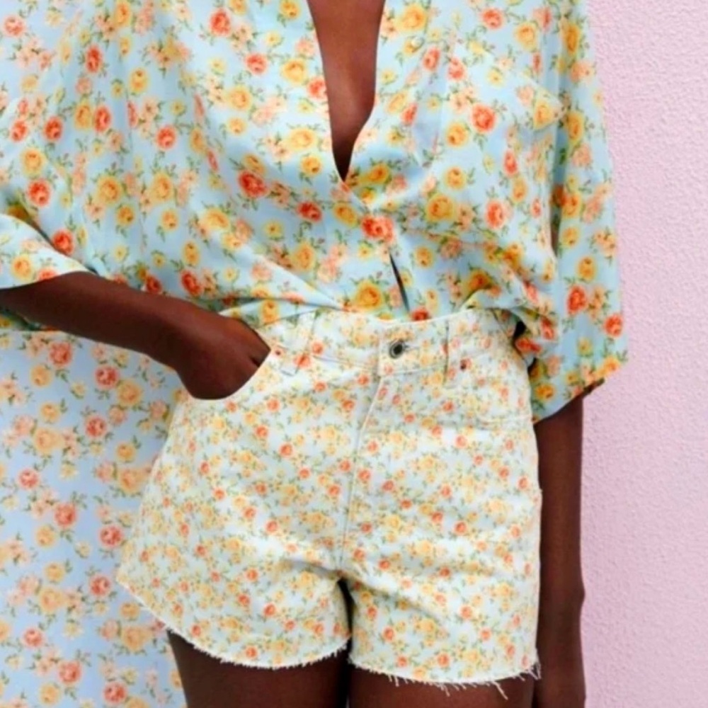 ZARA Floral Denim Shorts High Rise Raw Hem Blue Orange Roses Size 4